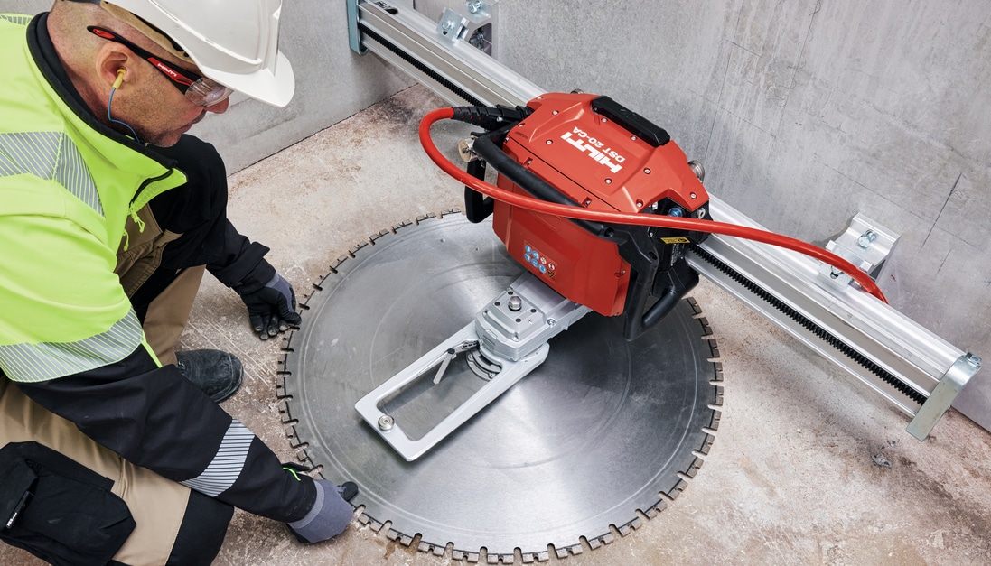 Hilti uz vietas veiktie pārbaudes darbi, lai nodrošinātu konstrukciju drošību.