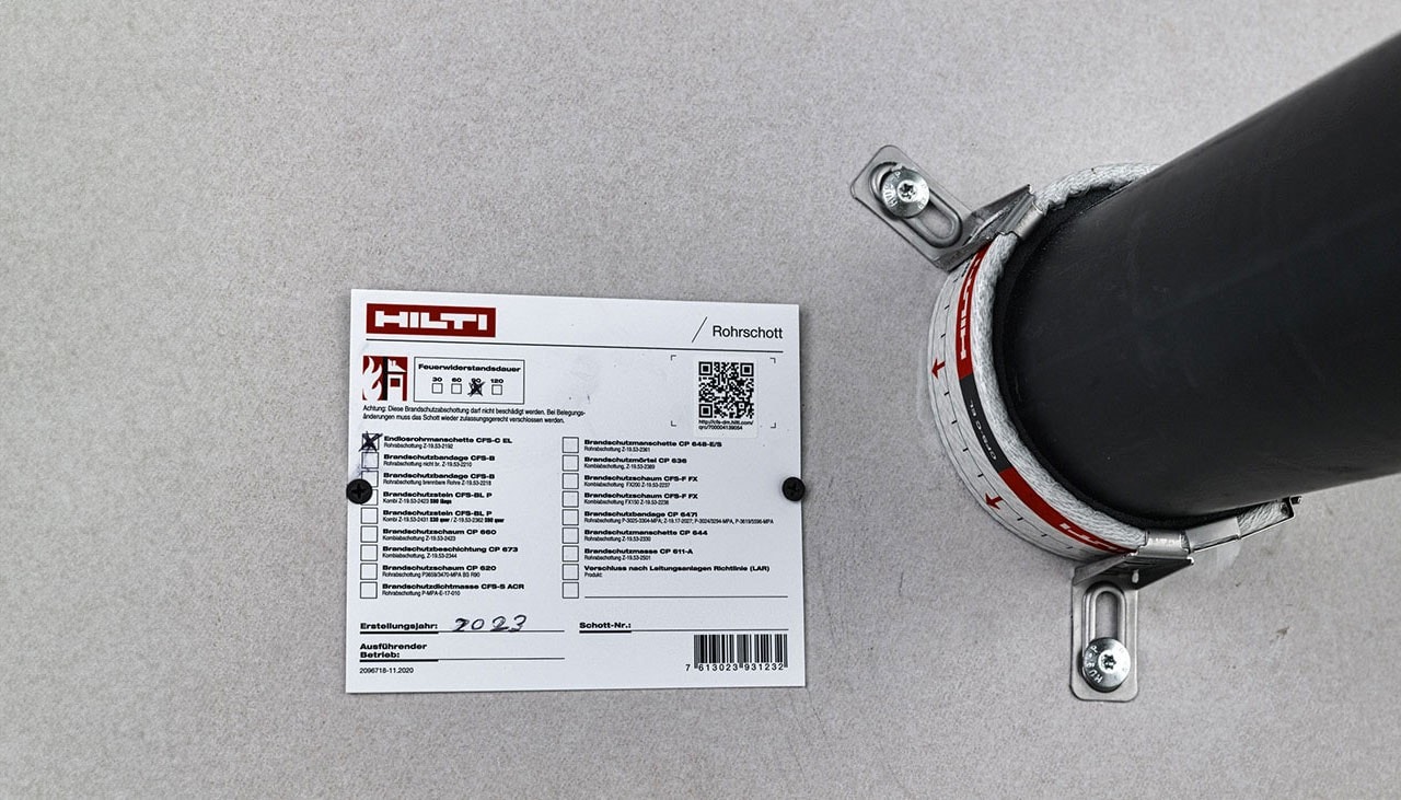 Hilti pasīvās ugunsdrošības risinājumu daļa, kas piestiprināta pie sienas