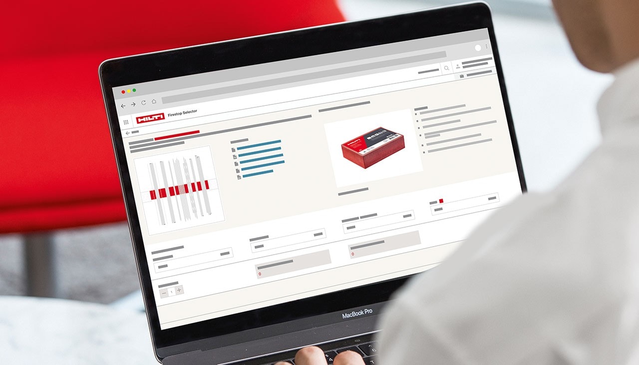 Vīrietis, kas izmanto klēpjdatoru, aplūkojot hilti statistiku