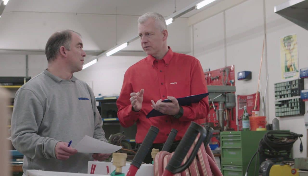 Darbinieks analizē aprīkojumu būvobjektā, izmantojot Hilti ON!Track sistēmu