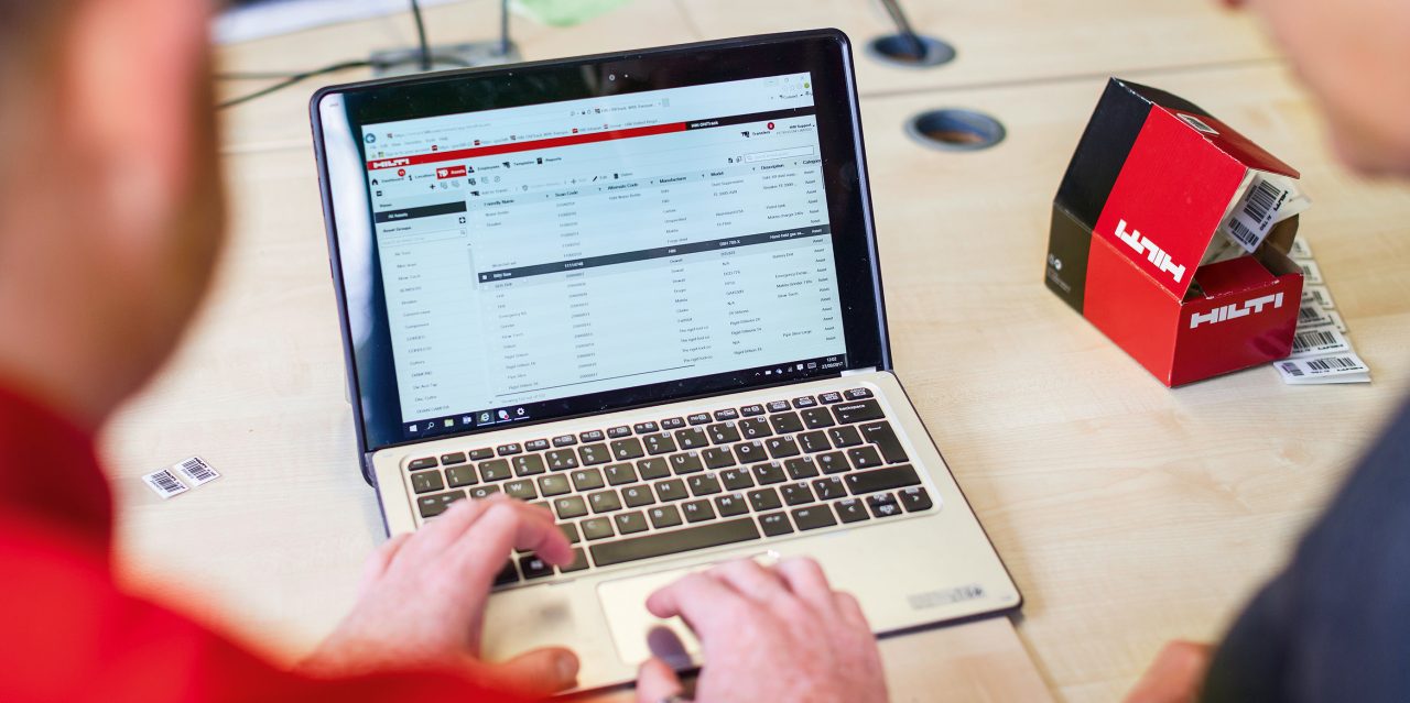 Hilti darbinieks izmanto ON!Track programmatūru, kas palīdz uzņēmumiem optimizēt resursus un novērst iekārtu izšķērdēšanu