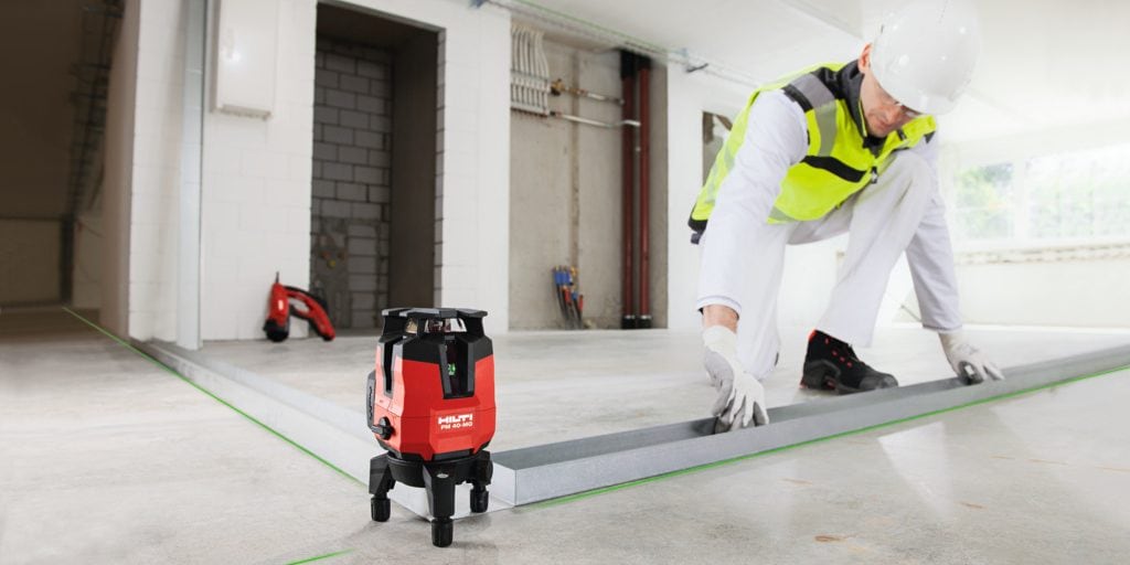 Darbinieks analizē instrumentu parku, izmantojot Hilti ON!Track lietotni