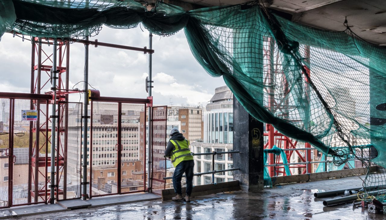 Hilti strādnieks apdomā savu dzīvi būvlaukumā
