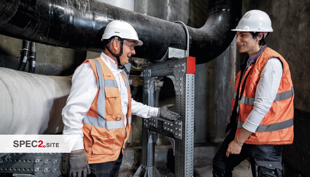 Hilti inženieris un klients pārbauda cauruļvadu moduļu atbalsta sistēmu.