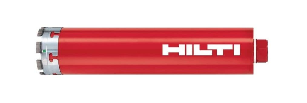 Hilti pārstāvis apspriežas ar klientu, izmantojot portatīvo datoru.