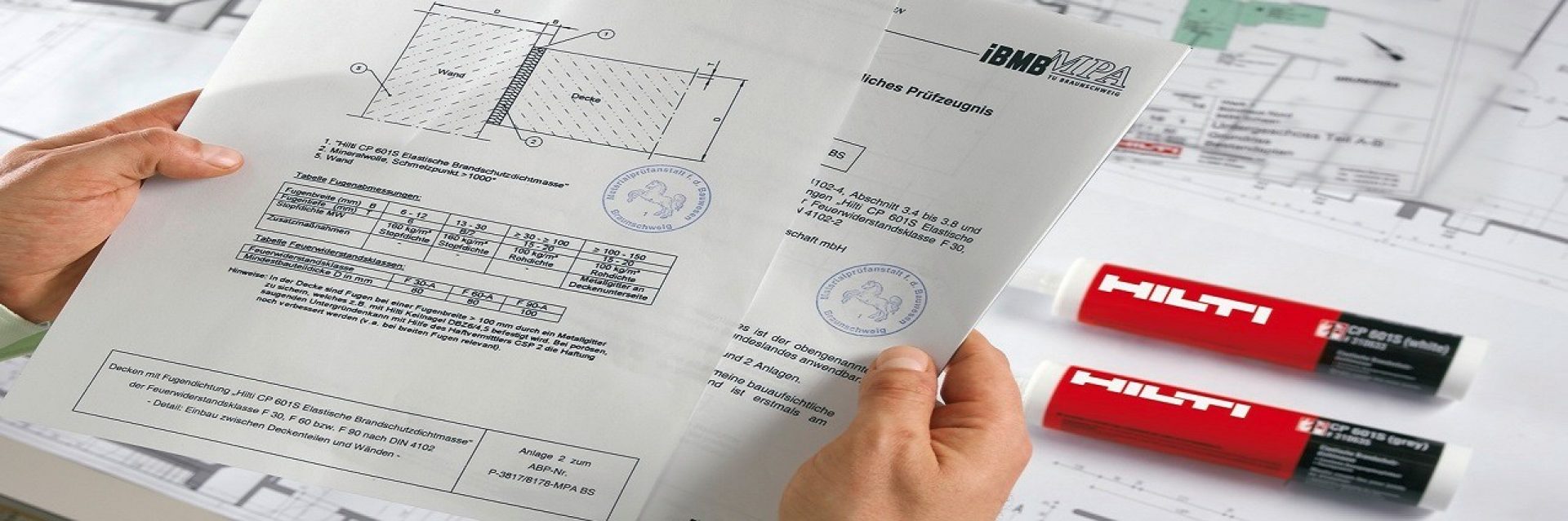 Inženieris sniedz būvniecības risinājumu konsultācijas par Hilti produktiem