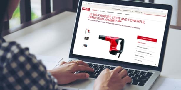 Persona, kas aplūko hilti rīku tiešsaistē