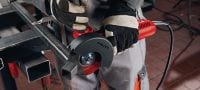 Leņķa slīpmašīna AG 125-13S 1300 W leņķa slīpmašīna griešanai un slīpēšanai, izmantojot diskus ar diametru līdz pat 125 mm. Aprīkota ar īpaši noturīgu ogles suku Pielietojumi 3