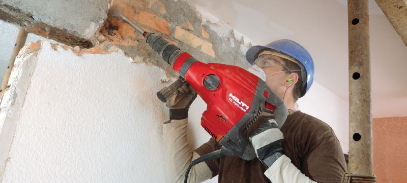 TE 700-AVR SDS-max demontāžas āmurs Jaudīgs atskaldāmais āmurs demontāžai SDS Max (TE-Y) ar aktīvās vibrācijas kontroles sistēmu (Active Vibration Reduction — AVR). Piemērots lielas slodzes kalšanas darbiem betonā un mūrī Pielietojumi 1