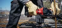 Akumulatora leņķa slīpmašīna AG 4S-22 (125 mm) Akumulatora bezogļu motora leņķa slīpmašīna ar regulējamu darbības ātrumu standarta griešanas un slīpēšanas darbiem ar ripu izmēru līdz 125 mm (Nuron akumulatoru platforma) Pielietojumi 3