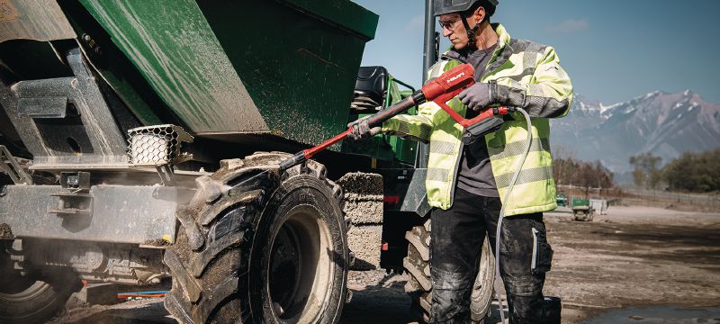 PC 2-22 akumulatora spiediena tīrītājs Pārnēsājams spiediena tīrītājs ar darba spiedienu līdz 40 bāriem (580 PSI) vieglai tīrīšanai būvlaukumos (Nuron akumulatoru platforma) Pielietojumi 1