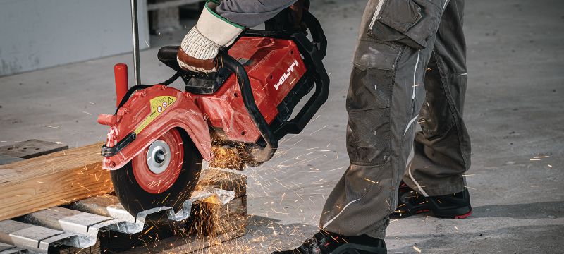 DSH 700-22 ATC akumulatora zāģis (300 mm) Daudzpusīgs akumulatora spēka zāģis ar aizmugurē uzstādītu rokturi un 300 mm asmeņiem betona, mūra un metāla zāģēšanai līdz pat 120 mm dziļumā (Nuron akumulatoru platforma) Pielietojumi 1