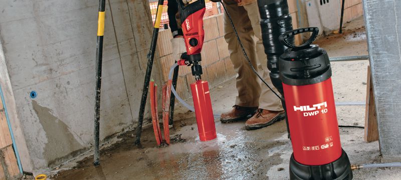 Kroņurbšanas iekārta DD 110-W Kompakta un viegla dimanta kroņurbšanas iekārta sausai un slapjai kroņurbšanai no rokas; urbšanas diametra diapazons 16–162 mm (5/8–6-3/8) Pielietojumi 1