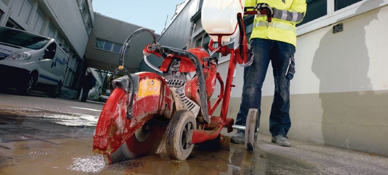 DSH 900-X spēka zāģis (400 mm) Jaudīgs, viegli darbināms spēka zāģis ar 87 kubikcentimetru motoru un automātisko gaisa vārstu — maksimālais diska diametrs 400 mm griešanai līdz pat 150 mm dziļumā Pielietojumi 1