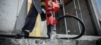 Akumulatora perforators TE 50-22 Kompakta SDS Max (TE-Y) akumulatora triecienurbjmašīna ar mazāku svaru, lielāku jaudu un zemāku vibrācijas līmeni urbšanas un kalšanas darbiem betonā Pielietojumi 2