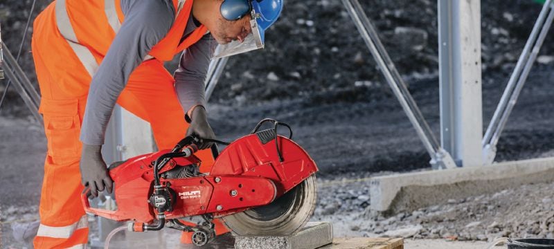 DSH 900-X spēka zāģis (400 mm) Jaudīgs, viegli darbināms spēka zāģis ar 87 kubikcentimetru motoru un automātisko gaisa vārstu — maksimālais diska diametrs 400 mm griešanai līdz pat 150 mm dziļumā Pielietojumi 1