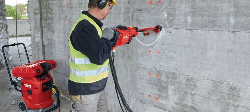 Kroņurbšanas iekārta DD 30-W Kompakta un viegla dimanta kroņurbšanas iekārta lielai slodzei paredzētu enkuru un stiegrojuma urbumu slapjai kroņurbšanai no rokas; urbšanas diametra diapazons 8–35 mm (5/16–1-3/8) Pielietojumi 1