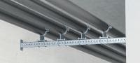 Balstplātne: cinkota, atbilst DIN 9021 M16 prasībām Karsti cinkota (HDG) balstplātne MI-90 kopņu stiprināšanai pie betona, izmantojot divus enkurus Pielietojumi 1