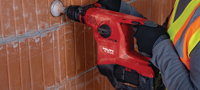 Akumulatora perforators TE 30-22 Jaudīgs akumulatora SDS Plus (TE-C) perforators ar aktīvo vibrācijas samazināšanas sistēmu un aktīvo griezes momenta kontroles sistēmu betona urbšanas un kalšanas darbiem (Nuron akumulatoru platforma) Pielietojumi 1
