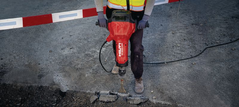 Lielai slodzei paredzēts elektriskais atskaldāmais āmurs TE 3000-AVR Izcili jaudīgs atskaldāmais āmurs lielu slodžu betona demontāžas darbiem, asfalta griešanai, zemēšanas darbiem un zemējuma stieņu iestrādei Pielietojumi 1