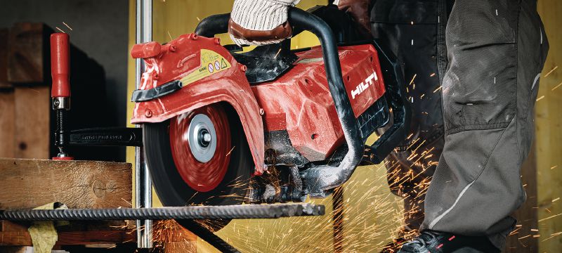 DSH 700-22 ATC akumulatora zāģis (300 mm) Daudzpusīgs akumulatora spēka zāģis ar aizmugurē uzstādītu rokturi un 300 mm asmeņiem betona, mūra un metāla zāģēšanai līdz pat 120 mm dziļumā (Nuron akumulatoru platforma) Pielietojumi 1