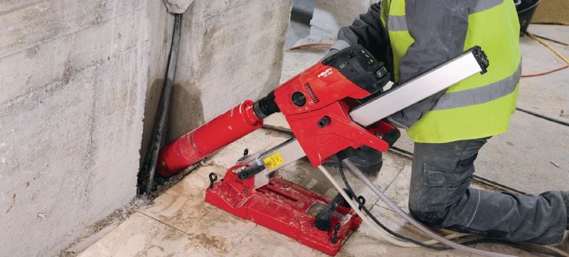Kroņurbšanas iekārta DD 160 Kompakta, bet jaudīga dimanta kroņurbšanas iekārta 25–202 mm (31/32–7-15/16 collu) diametra urbumu izveidei betonā, izmantojot statīvu Pielietojumi 1