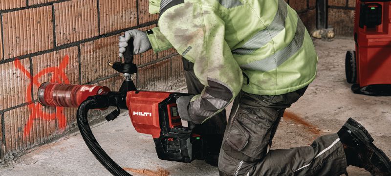 DD 150-U-22 bezvadu kroņurbis Akumulatora dimanta kroņuršanas iekārta rokas urbšanai vai urbšanai no iekārtas; urbšanas diametrs 52–162 mm (2–6-3/8) betonā vai līdz 252 mm (10) mūrī (Nuron akumulators) Pielietojumi 1