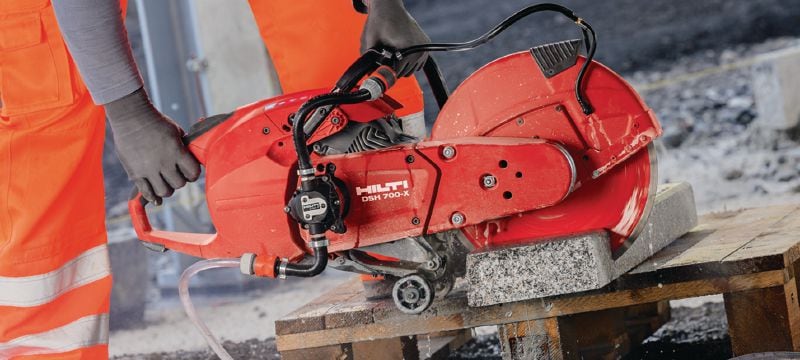 DSH 700-X benzīna spēka zāģis Daudzpusīgs 70 kubikcentimetru benzīna spēka zāģis ar automātisku gaisa vārsta sistēmu un aizmugurē izvietotu rokturi — zāģēšanai līdz pat 125 mm dziļumā Pielietojumi 1