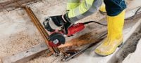 Leņķa slīpmašīna AG 125-13S 1300 W leņķa slīpmašīna griešanai un slīpēšanai, izmantojot diskus ar diametru līdz pat 125 mm. Aprīkota ar īpaši noturīgu ogles suku Pielietojumi 5