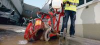 DSH 900-X spēka zāģis (400 mm) Jaudīgs, viegli darbināms spēka zāģis ar 87 kubikcentimetru motoru un automātisko gaisa vārstu — maksimālais diska diametrs 400 mm griešanai līdz pat 150 mm dziļumā Pielietojumi 1