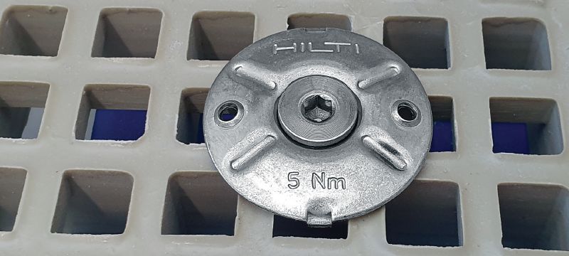 X-FCM-F NG šaurs režģa stiprinājuma disks (ar divkāršu pārklājumu) Šaurs režģa stiprinājuma disks ar divkāršu pārklājumu šauru sietveida grīdas režģu stiprināšanai, izmantojot naglas ar vītni. Piemērots izmantošanai vidēji korozīvā vidē Pielietojumi 1