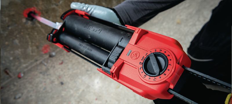 Akumulatora enkurmasas dozators HDE 500-22 Akumulatora hibrīda/epoksīda enkurmasas dozators ar praktiskajām funkcijām, kas paātrina darba izpildi, uzlabo drošību un mazina materiālu nelietderīgu izmantošanu (Nuron akumulatoru platforma) Pielietojumi 1