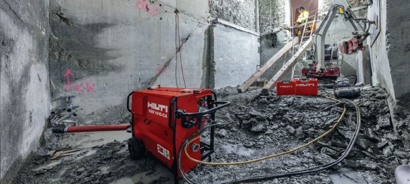 Troses zāģis DSW 1510-CA Šis elektriskais troses zāģis (15 kW) ir vienkāršai lietojams. Tas ir lieliski piemērots lielas slodzes zāģēšanas darbiem. Aprīkots ar automātisku troses spriegotāju, automātisku griešanas kontroli un tālvadības pulti Pielietojumi 1