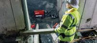 Troses zāģis DSW 1510-CA Šis elektriskais troses zāģis (15 kW) ir vienkāršai lietojams. Tas ir lieliski piemērots lielas slodzes zāģēšanas darbiem. Aprīkots ar automātisku troses spriegotāju, automātisku griešanas kontroli un tālvadības pulti Pielietojumi 2