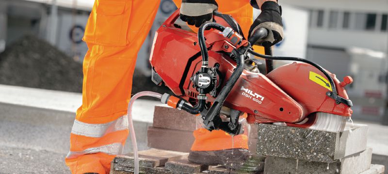 DSH 600-X spēka zāģis (300 mm) Kompakts benzīnzāģis (63 cc) ar augšpusē izvietotu rokturi un asmens bremzi – betona, mūra un metāla zāģēšanai līdz pat 120 mm dziļumā, izmantojot 300 mm griešanas diskus Pielietojumi 1