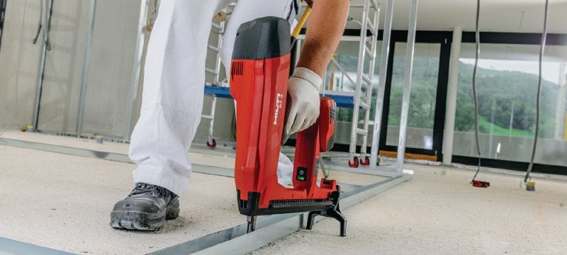 Betona naglas (lentē) X-C B3 MX Standarta klases naglas lentā akumulatora naglu pistolei BX 3, veicot iestrādi betonā un citos pamatmateriālos Pielietojumi 1