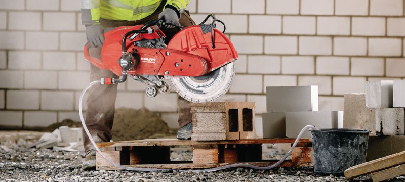 DSH 900-X spēka zāģis (400 mm) Jaudīgs, viegli darbināms spēka zāģis ar 87 kubikcentimetru motoru un automātisko gaisa vārstu — maksimālais diska diametrs 400 mm griešanai līdz pat 150 mm dziļumā Pielietojumi 1