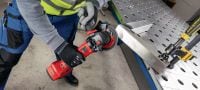 Akumulatora leņķa slīpmašīna AG 4S-A22 22 V akumulatora leņķa slīpmašīna (ar bezogļu motoru) griešanas un slīpēšanas darbiem, izmantojot diskus ar diametru līdz 125 mm Pielietojumi 2