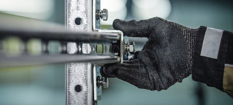 MT-CC-40/50 FL pilnībā gatavs lietošanai U-veida savienojums Skava ar gatavu lietošanai Fast-Lock uzgriezni un bultskrūvi, kas ļauj veikt starpkanālu savienojumus, izmantojot MT statņa kanālu Pielietojumi 1