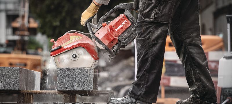 DSH 700-22 ATC akumulatora zāģis (300 mm) Daudzpusīgs akumulatora spēka zāģis ar aizmugurē uzstādītu rokturi un 300 mm asmeņiem betona, mūra un metāla zāģēšanai līdz pat 120 mm dziļumā (Nuron akumulatoru platforma) Pielietojumi 1