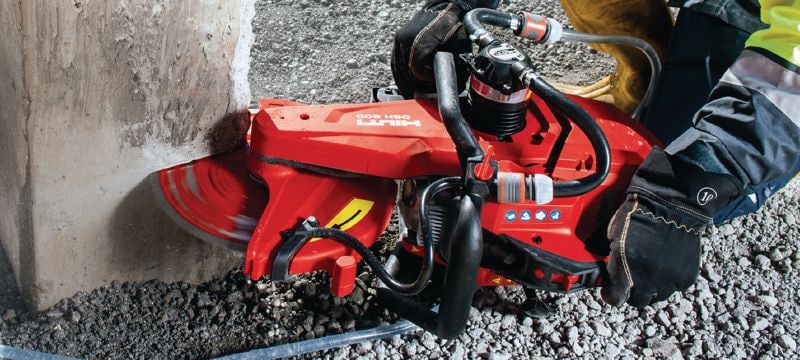 DSH 600-X spēka zāģis (300 mm) Kompakts benzīnzāģis (63 cc) ar augšpusē izvietotu rokturi un asmens bremzi – betona, mūra un metāla zāģēšanai līdz pat 120 mm dziļumā, izmantojot 300 mm griešanas diskus Pielietojumi 1