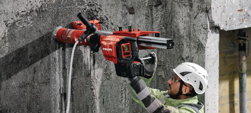 DD 150-U-22 bezvadu kroņurbis Akumulatora dimanta kroņuršanas iekārta rokas urbšanai vai urbšanai no iekārtas; urbšanas diametrs 52–162 mm (2–6-3/8) betonā vai līdz 252 mm (10) mūrī (Nuron akumulators) Pielietojumi 1