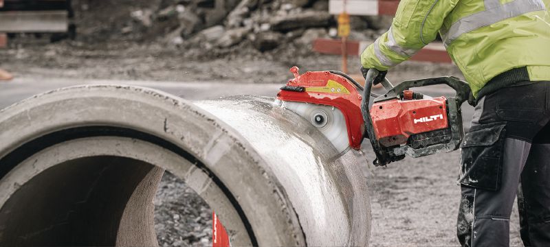 DSH 700-22 ATC akumulatora zāģis (300 mm) Daudzpusīgs akumulatora spēka zāģis ar aizmugurē uzstādītu rokturi un 300 mm asmeņiem betona, mūra un metāla zāģēšanai līdz pat 120 mm dziļumā (Nuron akumulatoru platforma) Pielietojumi 1