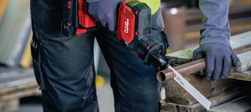 Vienā rokā turamais zobenzāģis SR 4-22 Kompakti un viegli vienā rokā turami akumulatora zobenzāģi ar bezogļu motoru standarta demontāžas un ātras un precīzas griešanas darbiem (Nuron akumulatoru platforma) Pielietojumi 1