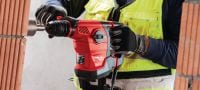 Perforators TE 30-AVR Jaudīgs un lielai slodzei paredzēts perforators SDSbPlus (TE-C) ar aktīvās vibrācijas kontroles (AVR) tehnoloģiju urbšanas un koriģējošās kalšanas darbiem betonā Pielietojumi 3