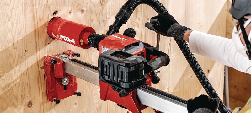 DD 150-U-22 bezvadu kroņurbis Akumulatora dimanta kroņuršanas iekārta rokas urbšanai vai urbšanai no iekārtas; urbšanas diametrs 52–162 mm (2–6-3/8) betonā vai līdz 252 mm (10) mūrī (Nuron akumulators) Pielietojumi 1