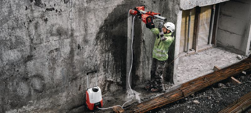 DD 150-U-22 bezvadu kroņurbis Akumulatora dimanta kroņuršanas iekārta rokas urbšanai vai urbšanai no iekārtas; urbšanas diametrs 52–162 mm (2–6-3/8) betonā vai līdz 252 mm (10) mūrī (Nuron akumulators) Pielietojumi 1