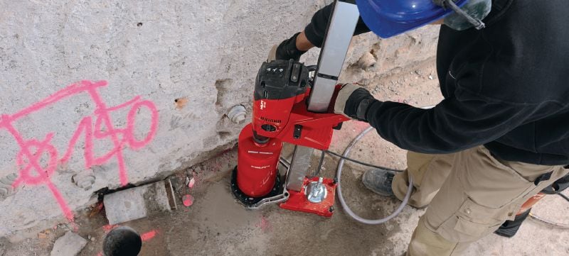 Kroņurbšanas iekārta DD 160 Kompakta, bet jaudīga dimanta kroņurbšanas iekārta 25–202 mm (31/32–7-15/16 collu) diametra urbumu izveidei betonā, izmantojot statīvu Pielietojumi 1