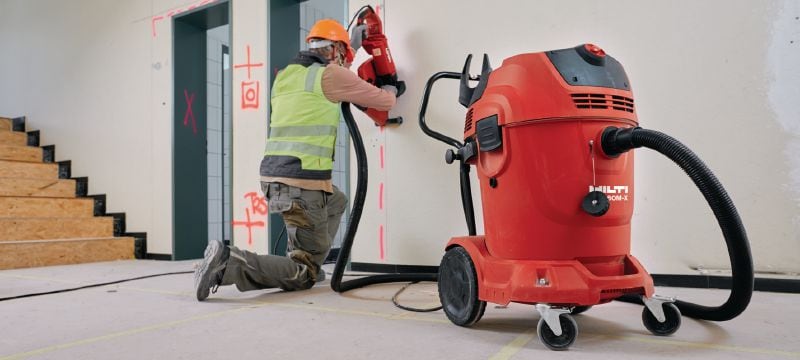 VC 60L-X L-klases putekļsūcējs Īpaši jaudīgs putekļsūcējs ar 60 litru lielu tvertni – var pievienot kādam no elektroinstrumentiem vai izmantot darba vietas tīrīšanai (slapjai un sausai) Pielietojumi 1