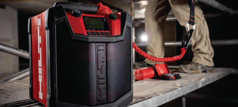 R 6-22 darba vietā izmantojams radio Pārnēsājams, darba vietā izmantojams akumulatora radio ar vienu pilnu uzlādi nodrošina līdz 22 stundu ilgu atskaņošanu un ir īpaši izturīgs, izmantojot to darba būvobjektos (Nuron akumulatoru platforma) Pielietojumi 1